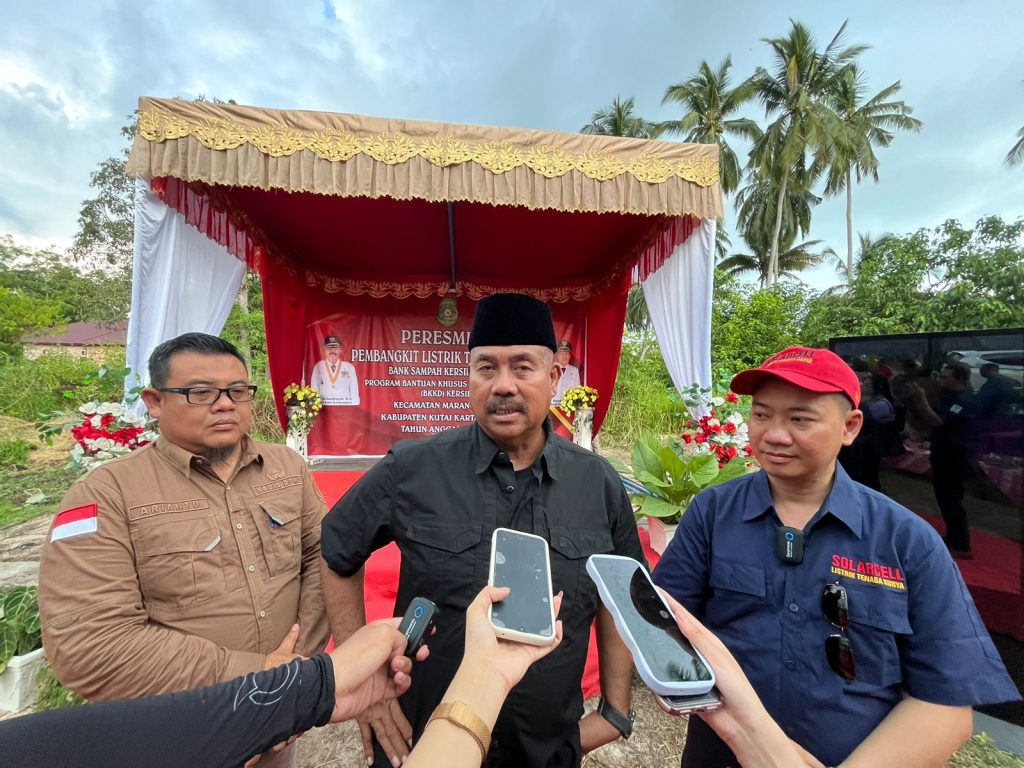 Kepala Dinas PMD Kukar Hadiri Peresmian Pembangkit Listrik Tenaga Surya Bank Sampah Kersik Berseri di Kecamatan Marang Kayu